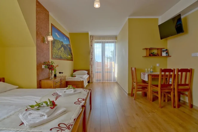 Komfort-/Balkonzimmer für vier Personen mit eigenem Bad und Bergblick